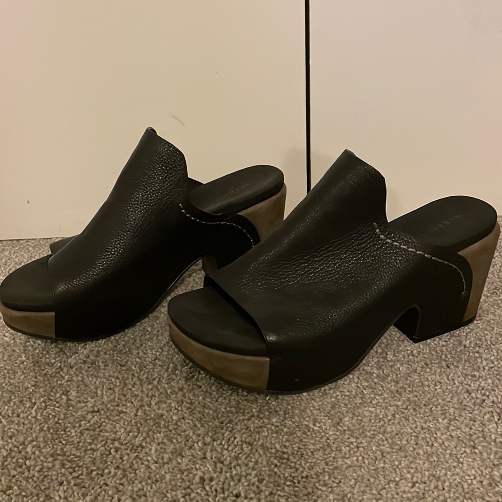 Naked feet clogs/wedges